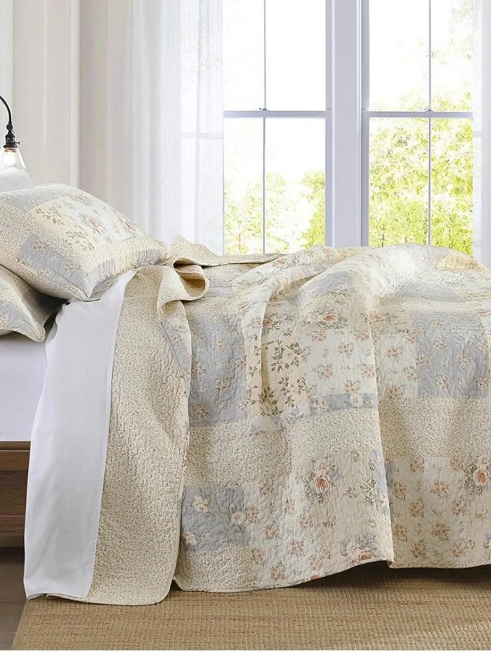 Vintage-Inspired Floral Patchwork Quilt Set in Cream and Light Blue Queen